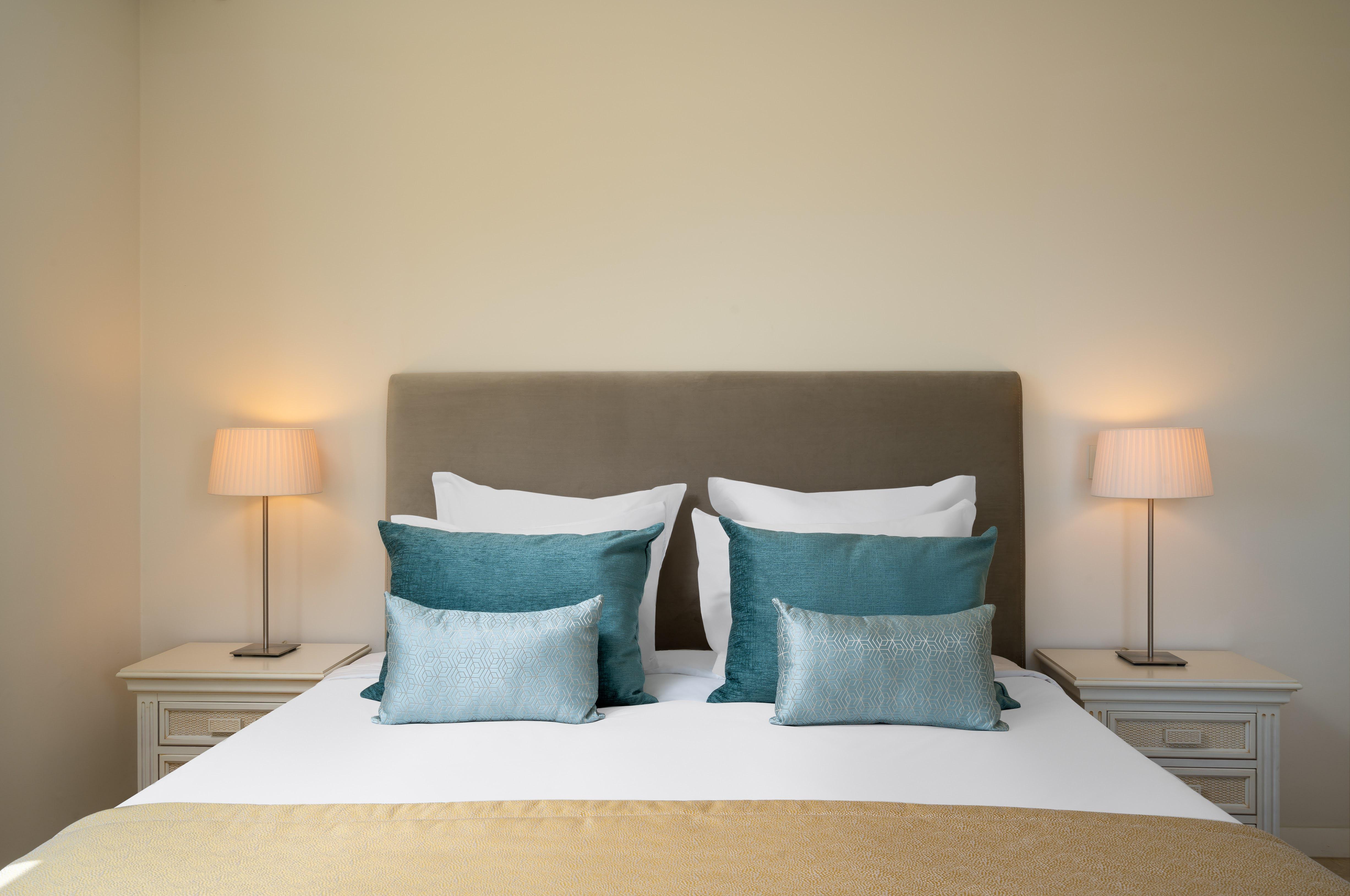 Monte Santo Resort Карвоейру Экстерьер фото A bed with cushions