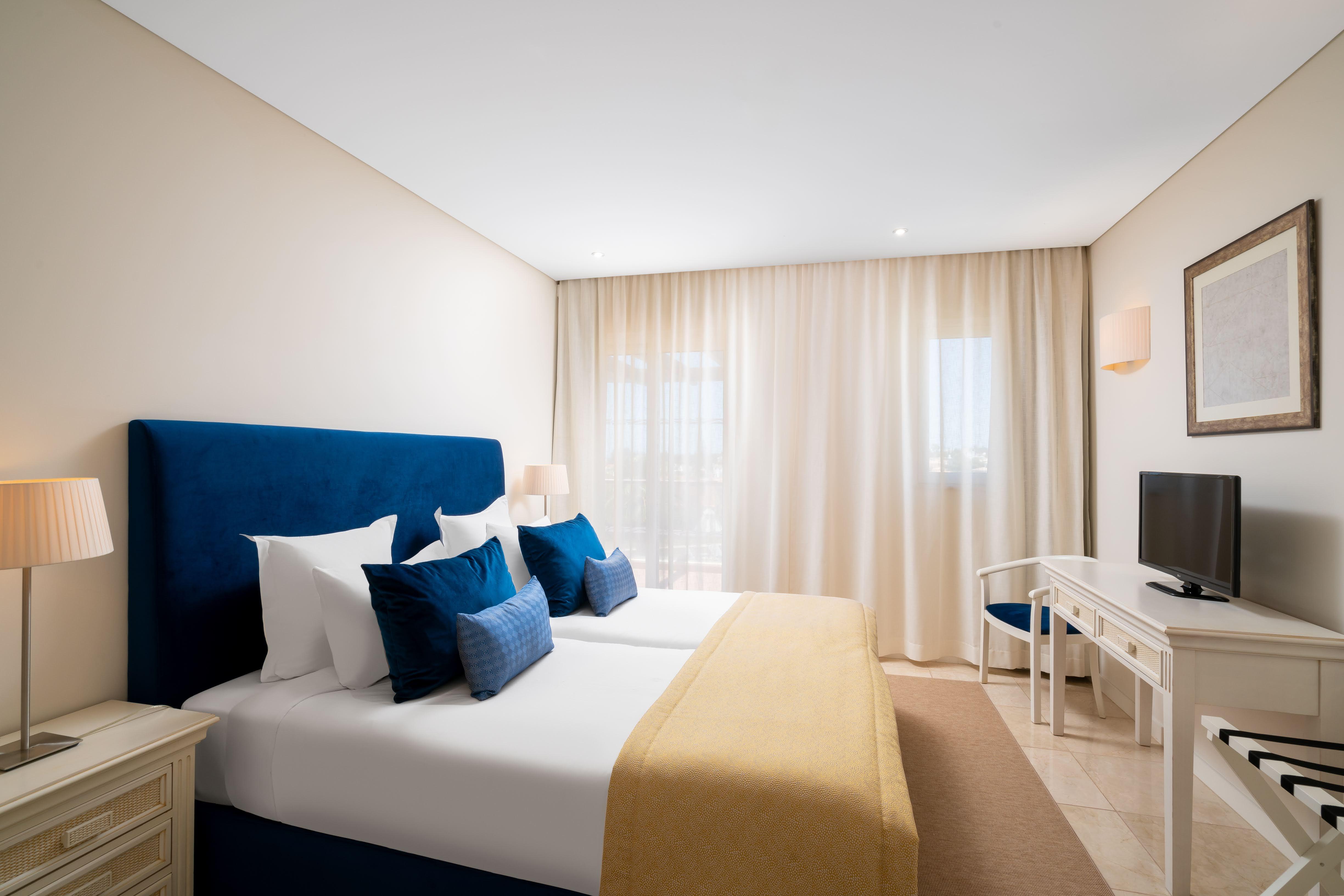 Monte Santo Resort Карвоейру Экстерьер фото A bedroom at the hotel