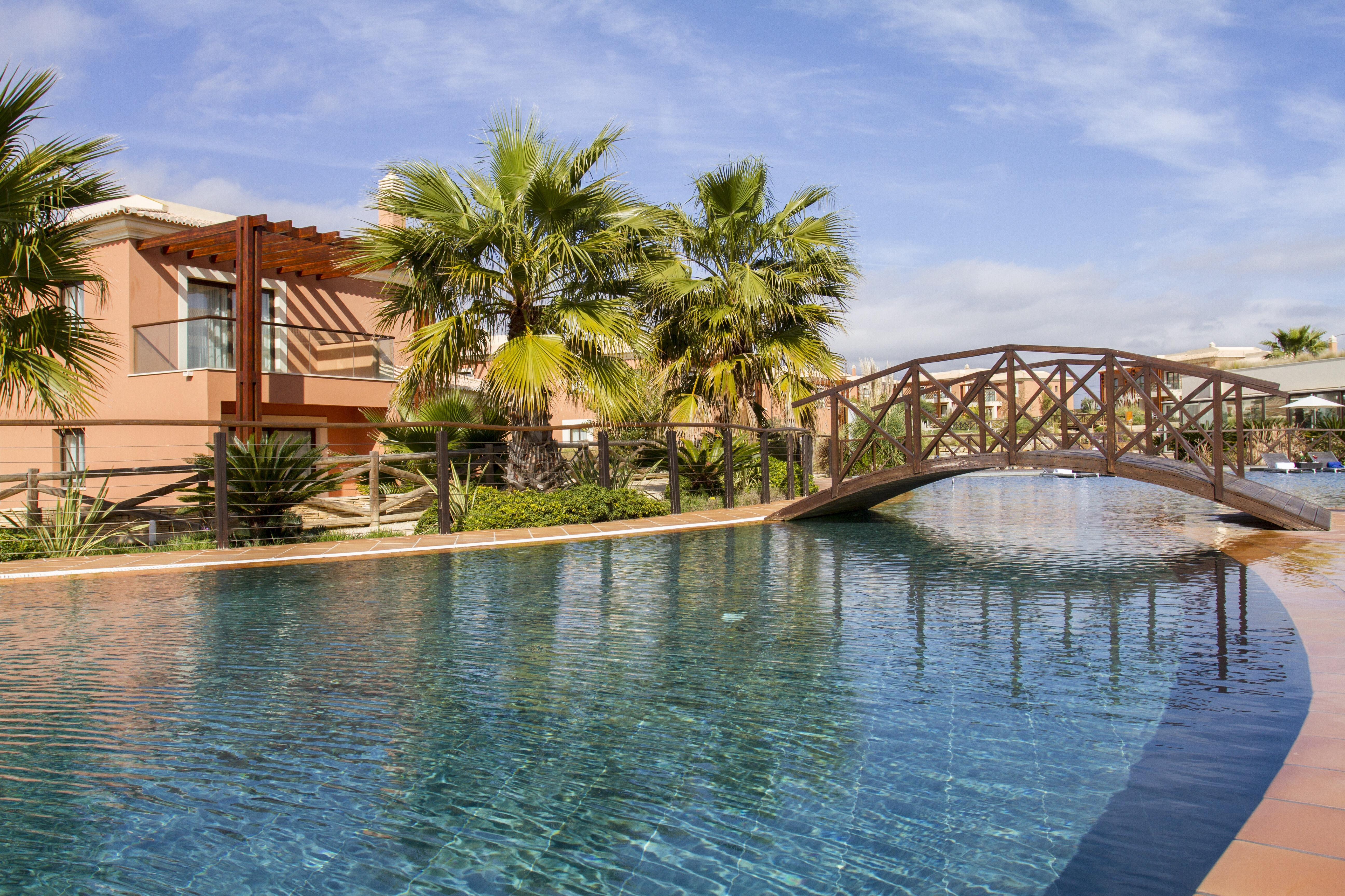 Monte Santo Resort Карвоейру Экстерьер фото The swimming pool at the hotel