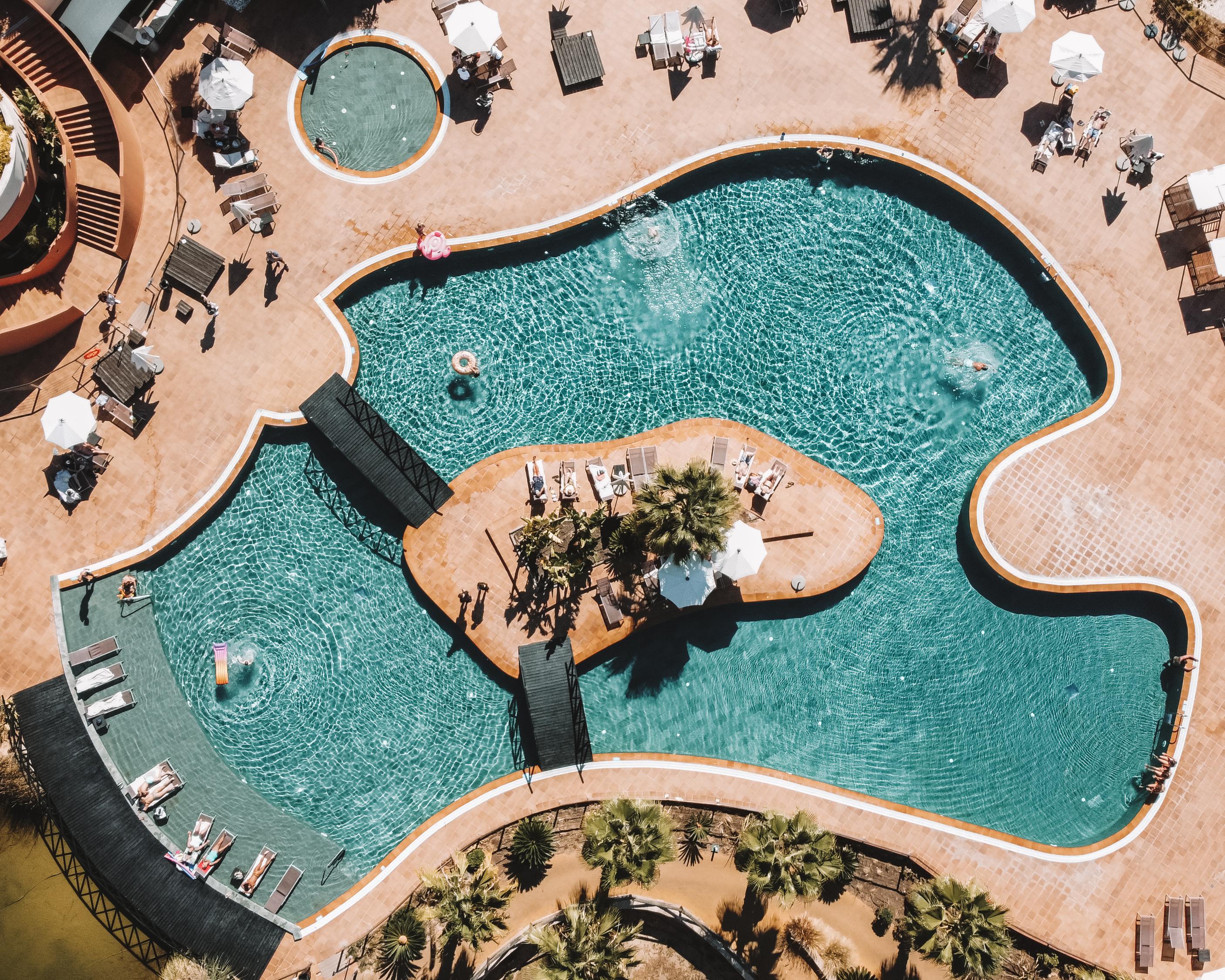 Monte Santo Resort Карвоейру Экстерьер фото Aerial view of the pool at the Hilton Hawaiian Village