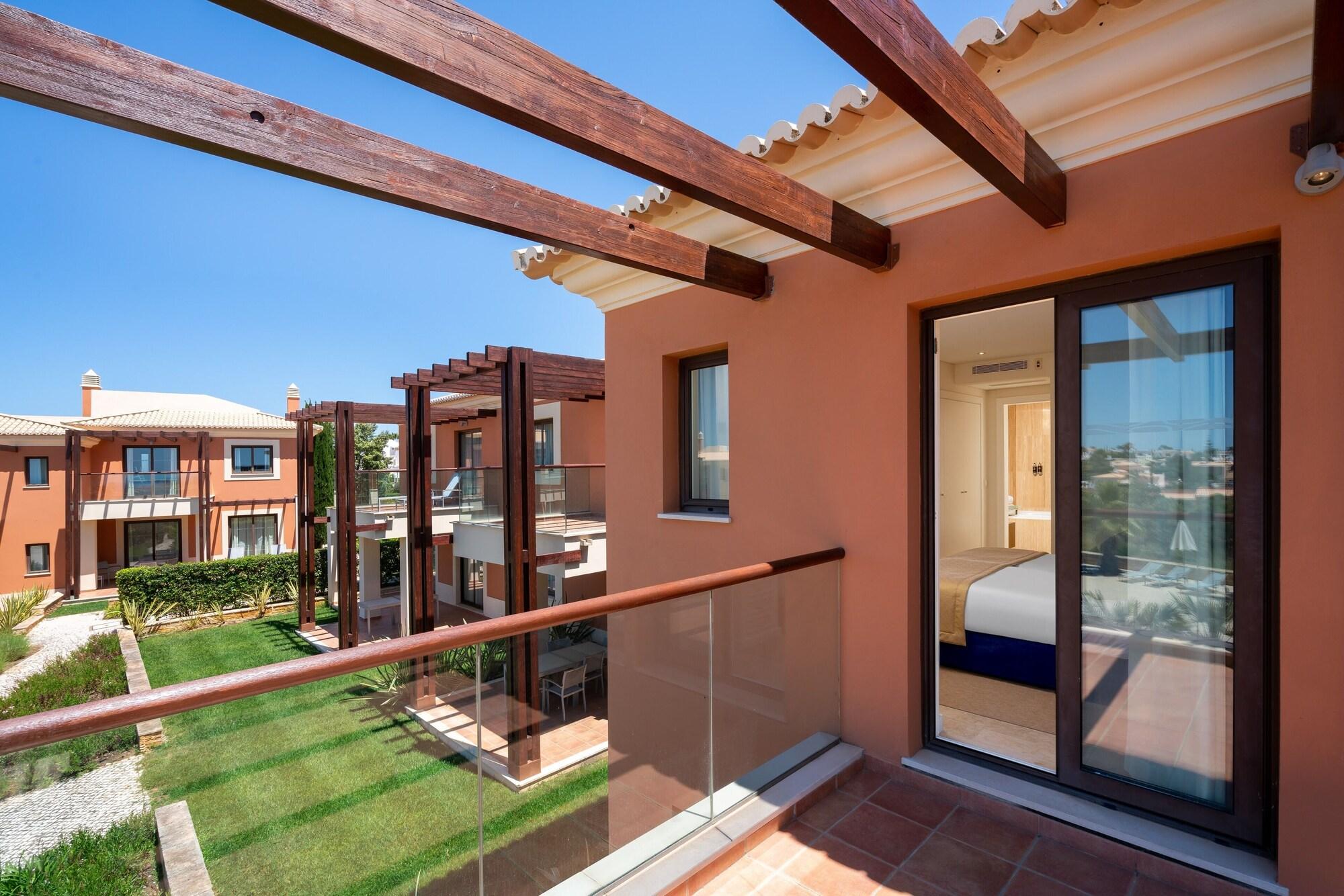 Monte Santo Resort Карвоейру Экстерьер фото A pergola over a balcony